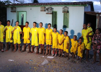 Jornalista ucraniano presenteia pai de 13 filhos, cujos nomes são iniciados com a letra ‘R’ com uma Kombi e mãe revela mais uma gravidez