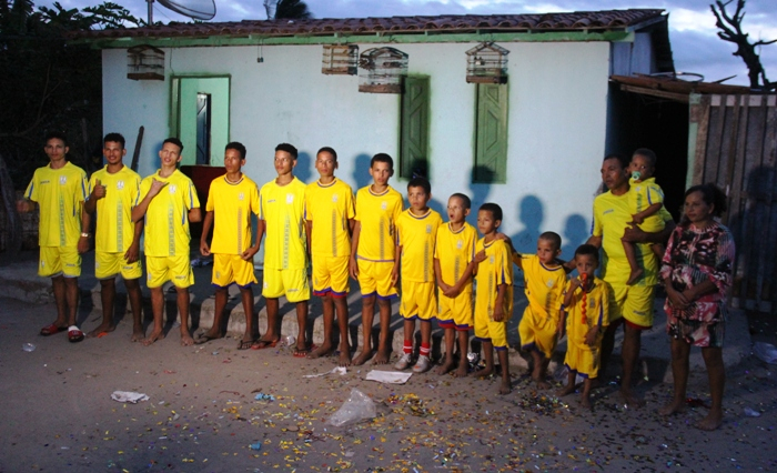 Jornalista ucraniano presenteia pai de 13 filhos, cujos nomes são iniciados com a letra ‘R’ com uma Kombi e mãe revela mais uma gravidez