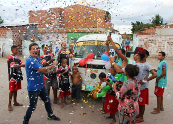 Jornalista ucraniano presenteia pai de 13 filhos, cujos nomes são iniciados com a letra ‘R’ com uma Kombi e mãe revela mais uma gravidez