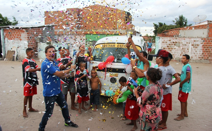 Jornalista ucraniano presenteia pai de 13 filhos, cujos nomes são iniciados com a letra ‘R’ com uma Kombi e mãe revela mais uma gravidez