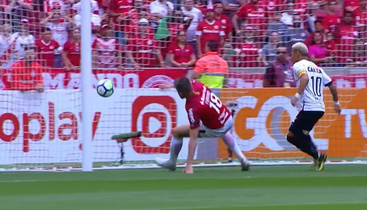 Vitória é prejudicado pela arbitragem e perde de virada para o Inter em Porto Alegre