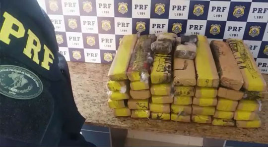 Homem de Capim Grosso e mulher de SP são presos com seis armas de fogo e mais de 40 kg de drogas dentro de dois ônibus