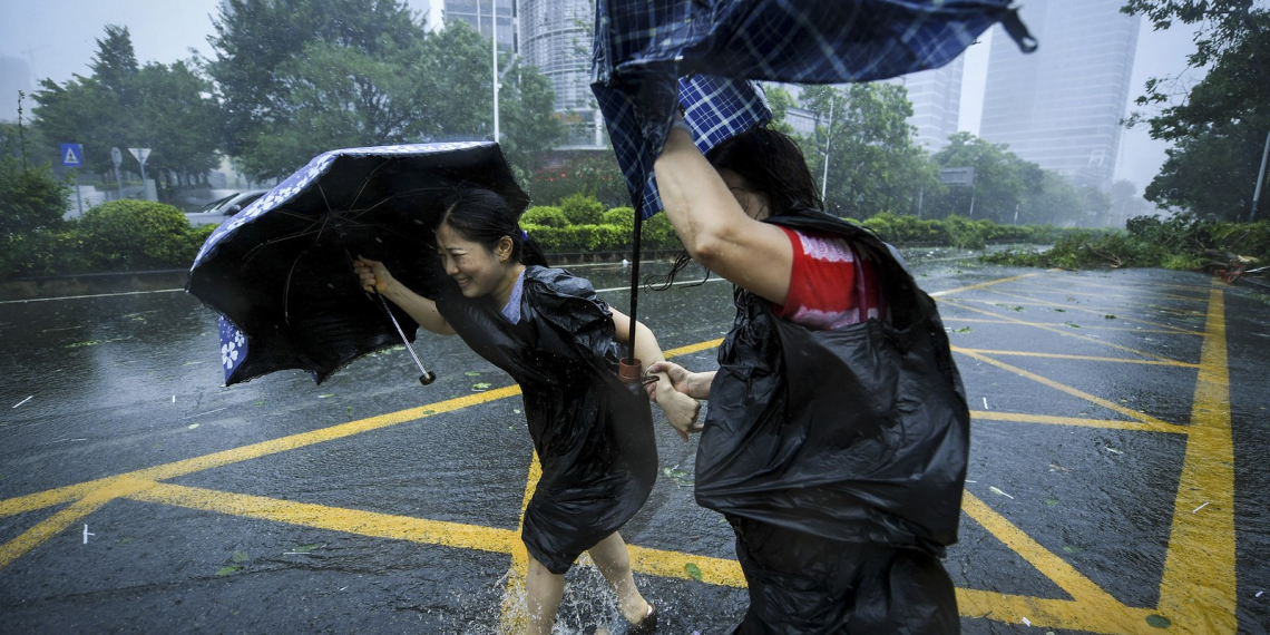 Tufão Mangkhut chega à China após deixar dezenas de mortos nas Filipinas