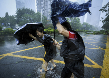 Tufão Mangkhut chega à China após deixar dezenas de mortos nas Filipinas