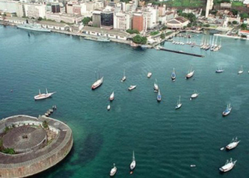 Após tentativa de estupro, bandidos roubam grupo em barco e jogam vítimas no mar; homem está desaparecido