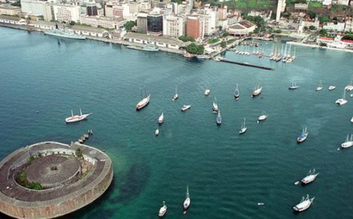 Após tentativa de estupro, bandidos roubam grupo em barco e jogam vítimas no mar; homem está desaparecido