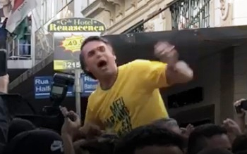 Bolsonaro leva facada em ato político na cidade de Juiz de Fora – MG (Veja o vídeo)