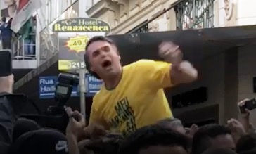 Bolsonaro leva facada em ato político na cidade de Juiz de Fora – MG (Veja o vídeo)