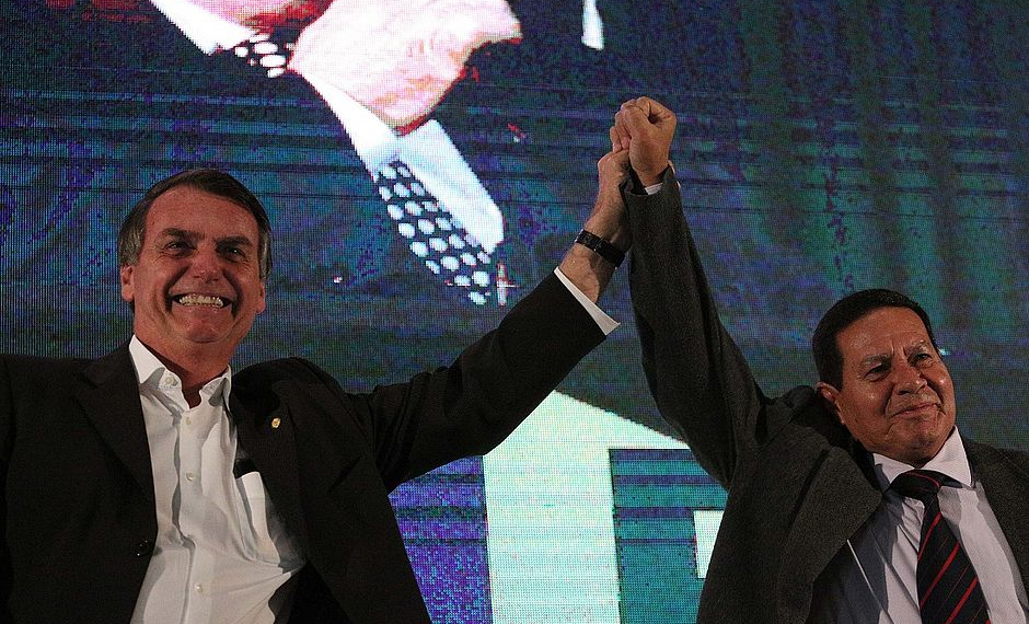 Casa ‘só com mãe e avó’ é ‘fábrica de desajustados’, afirma Mourão