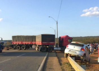 Motorista morre após tentar atravessar via e carro ser atingido por caminhão em Vitória da Conquista