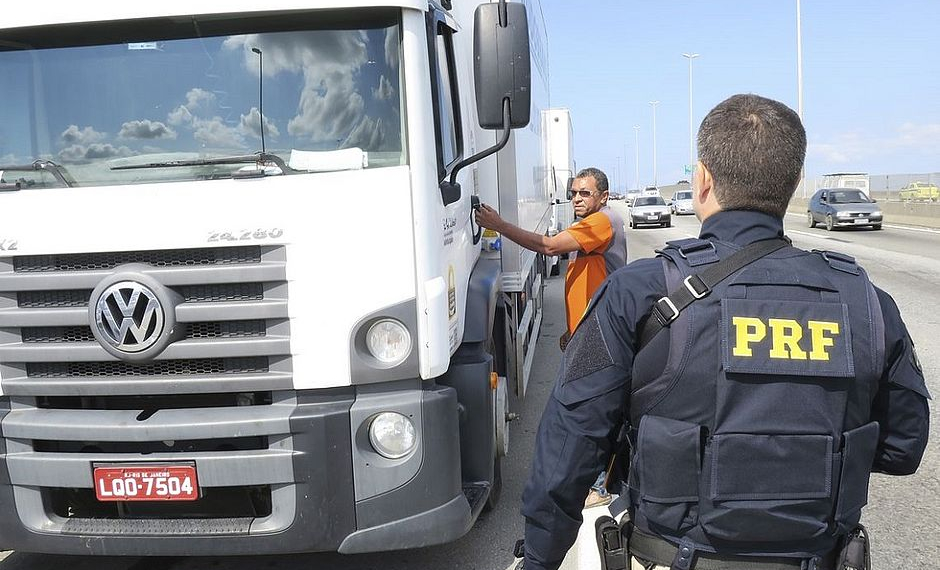 PRF restringirá trânsito de veículos pesados em estradas no feriado