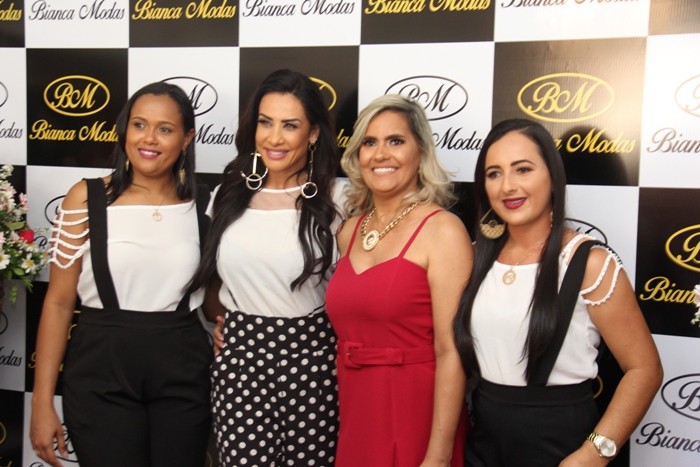 Retirolândia – Scheila Carvalho atrai muitos fãs e adimiradores durante reinauguração da Bianca Modas