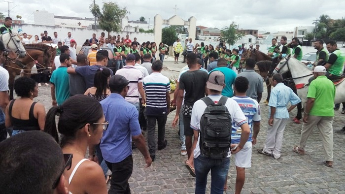 Corpo de servidor público vítima de queda de cavalo é sepultado em Coité