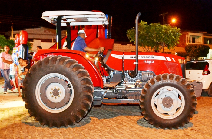 Prefeitura de Valente entrega trator no Distrito de Valilândia