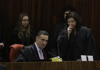 Ministro do TSE suspende propaganda do PT com Lula candidato