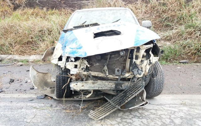 Motorista de viatura da PM perde controle e tomba veículo na BR-101