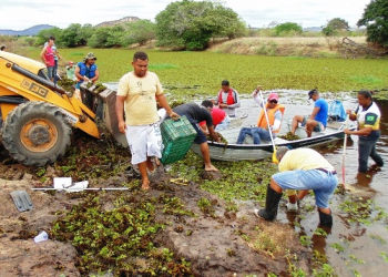 Voluntários da cidade de Iaçu fazem a limpeza do Rio Paraguaçu