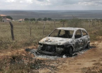 Corpo carbonizado é encontrado em carro incendiado na BA 144