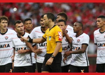 Árbitro que prejudicou Vitória contra o Inter é punido pela CBF