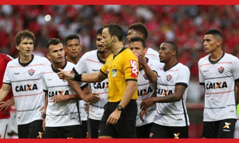 Árbitro que prejudicou Vitória contra o Inter é punido pela CBF