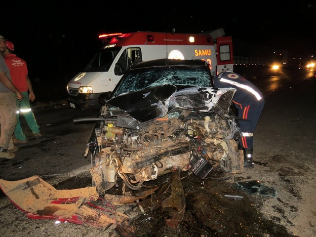 Mulher morre após tentar desviar de pneu em rodovia e bater de frente com outro carro