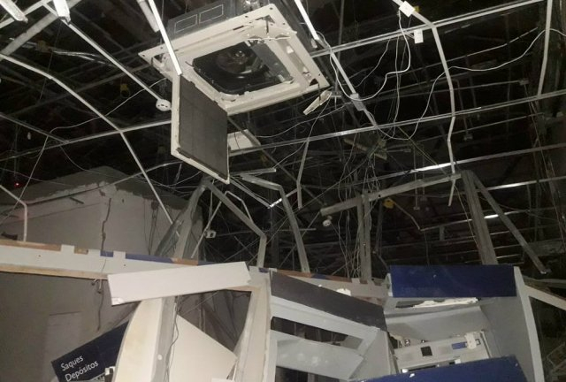 Grupo fortemente armado invade cidade, fecha rodovia e explode banco no sul da Bahia