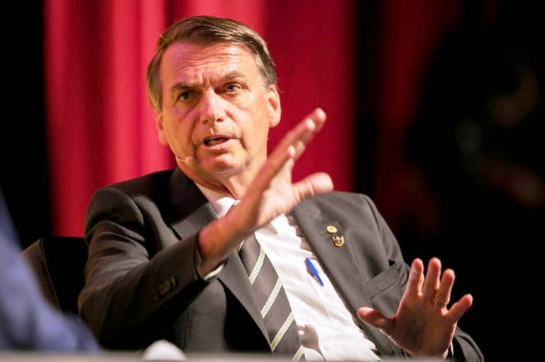 “Não devemos cargos, nem favores”, escreve Bolsonaro no Twitter