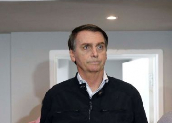 Folha é a maior fake news do Brasil, diz Bolsonaro a manifestantes
