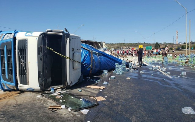 Carreta que transportava latinhas de refrigerante tomba e carga fica espalhada em rodovia da BA