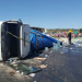 Carreta que transportava latinhas de refrigerante tomba e carga fica espalhada em rodovia da BA
