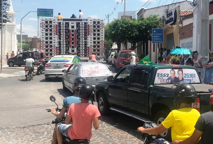 Com a presença dos ‘vermelhos’ carreata em apoio a Bolsonaro é realizada em Coité