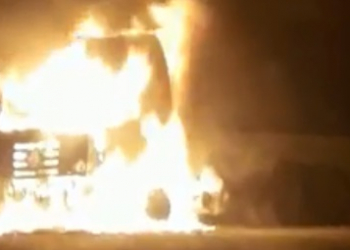Carreta é destruída pelo fogo em contorno da cidade de Capim Grosso
