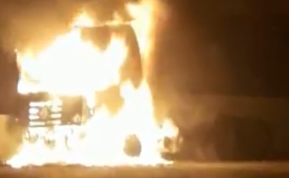 Carreta é destruída pelo fogo em contorno da cidade de Capim Grosso
