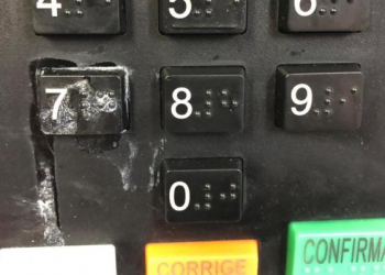 Eleitor põe cola na tecla 7 da urna eletrônica, mesária tira foto para denunciar e acaba presa