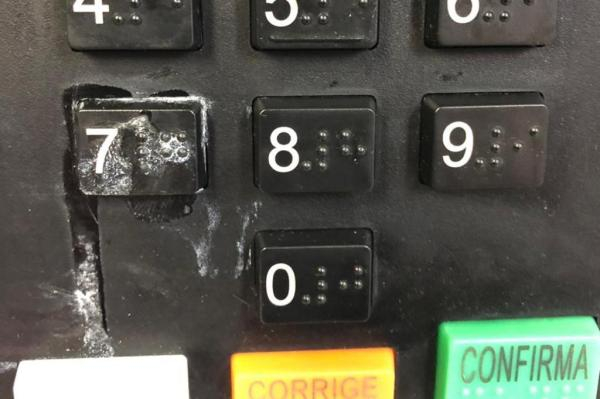 Eleitor põe cola na tecla 7 da urna eletrônica, mesária tira foto para denunciar e acaba presa
