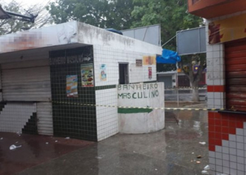 Homem é encontrado morto com sinais de violência em banheiro público da Praça Morena Bela em Serrinha