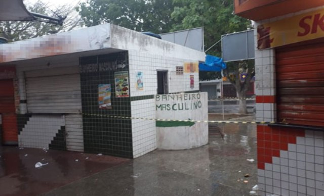 Homem é encontrado morto com sinais de violência em banheiro público da Praça Morena Bela em Serrinha