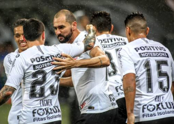 Em jogo que Danilo foi grande destaque, Corinthians vence o Bahia no Itaquerão
