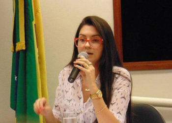 MP aciona deputada que criou canal para denunciar professores