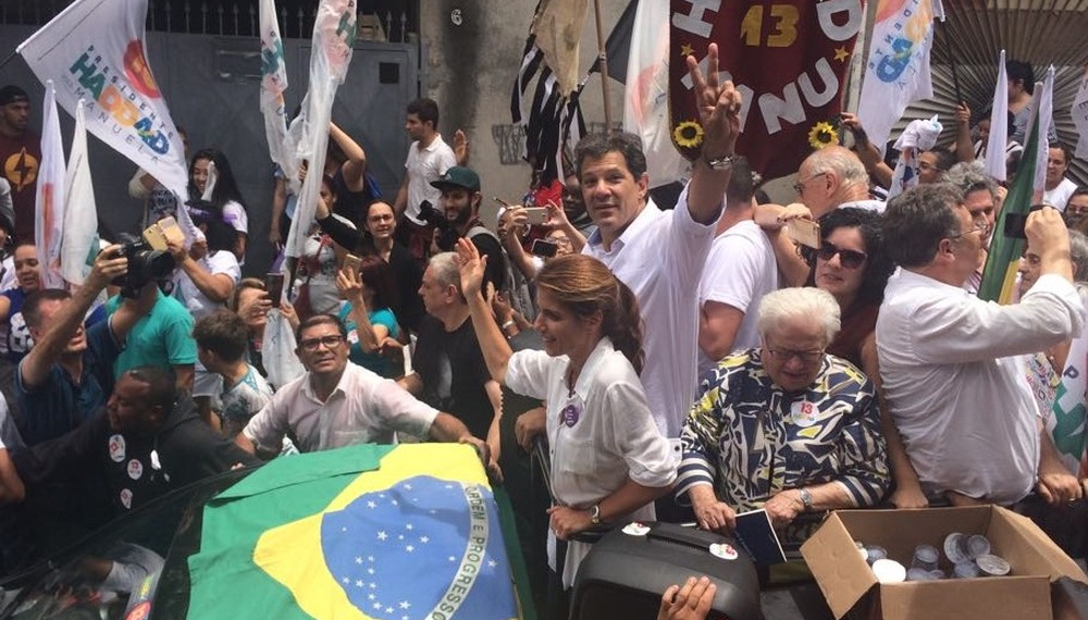 Em caminhada em SP, Haddad agradece apoio de Joaquim Barbosa