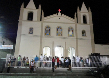Jovem alvejado a tiros morre dentro da igreja de Anguera