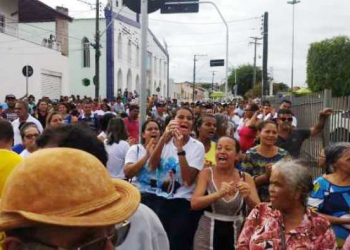 Jaguarari – Juíza é encurralada e sofre vaias e xingamentos em frente ao fórum por eleitores de Everton Rocha