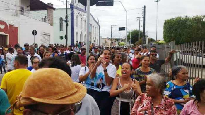 Jaguarari – Juíza é encurralada e sofre vaias e xingamentos em frente ao fórum por eleitores de Everton Rocha