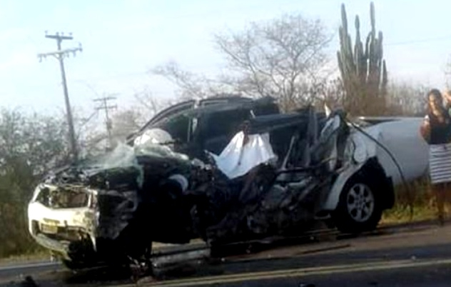 Colisão envolvendo ônibus e caminhonete mata condutor e deixa namorada ferida na BR 324