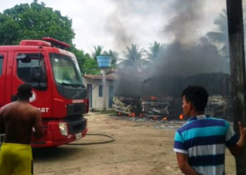 A. Rodrigues: homens encapuzados rendem vigia e incendeiam ônibus no almoxarifado da prefeitura