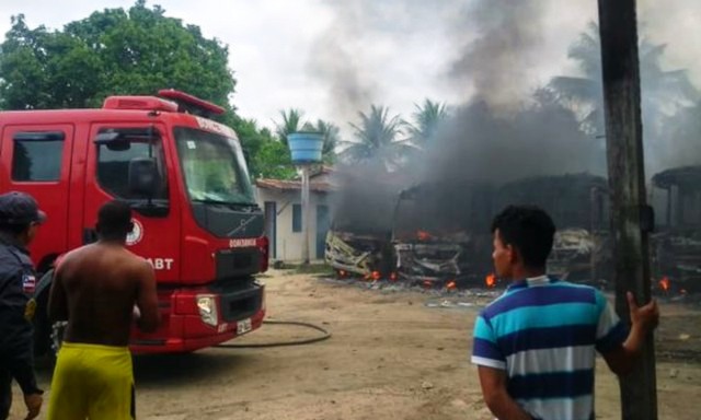 A. Rodrigues: homens encapuzados rendem vigia e incendeiam ônibus no almoxarifado da prefeitura