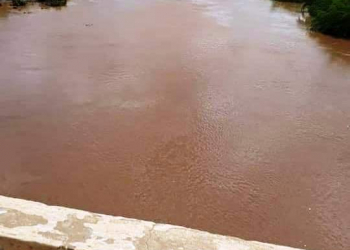 Jovem desaparece ao pular no rio de uma ponte no Jorrinho