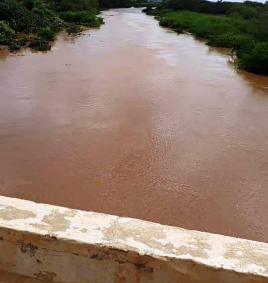 Jovem desaparece ao pular no rio de uma ponte no Jorrinho