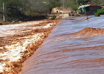 Rio Itapicuru transborda sobre ponte entre Araci e Tucano