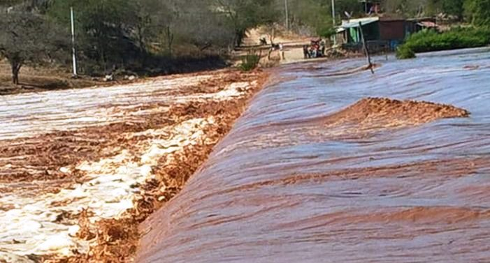 Rio Itapicuru transborda sobre ponte entre Araci e Tucano